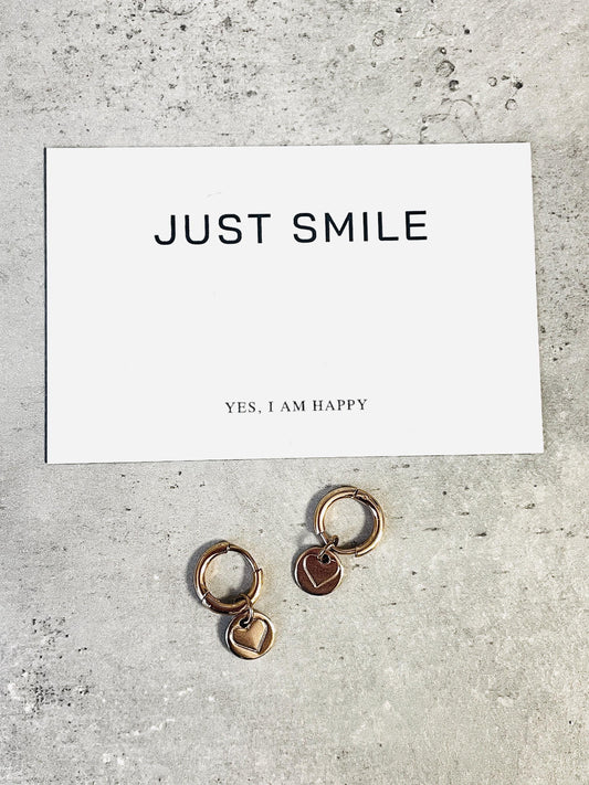 Huggies-Ohrringe mit geprägten Plättchen-Anhänger