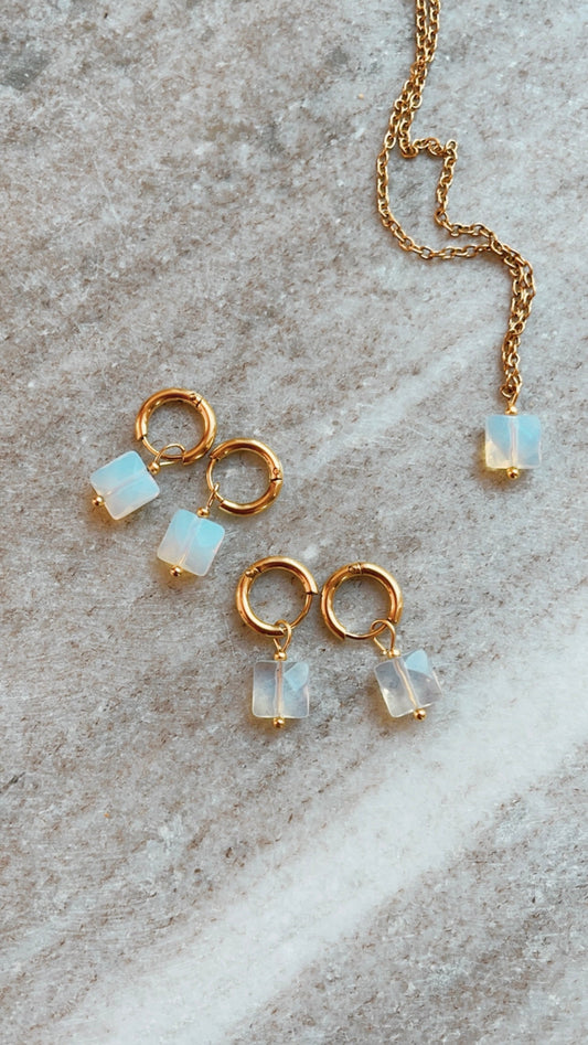 Huggies-Ohrringe mit Opalit Anhänger