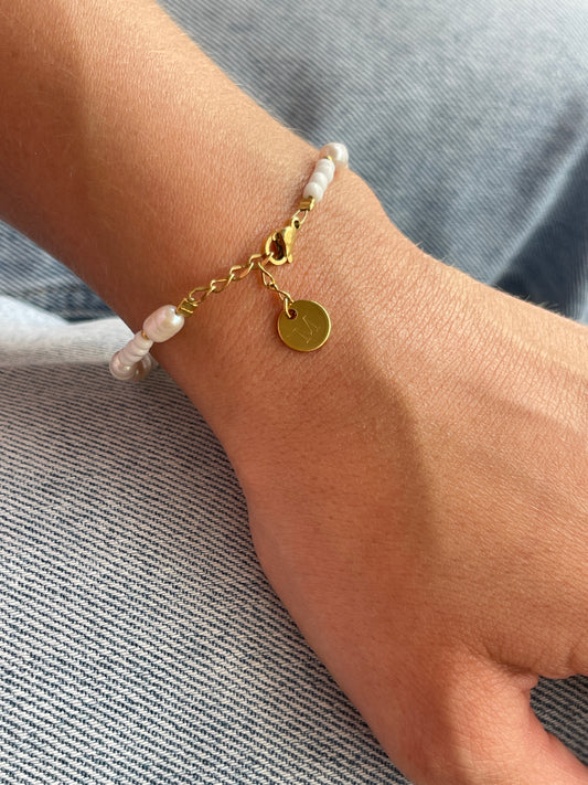 Armkettchen mit weißen Perlen & Süßwasserperlen