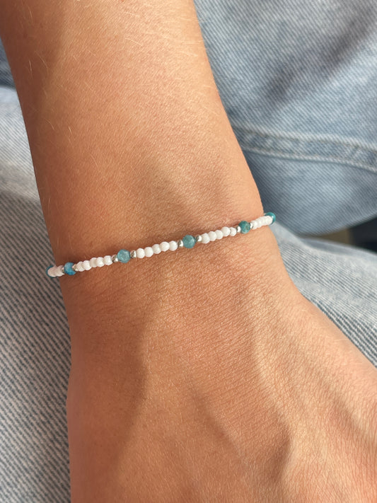Armkettchen mit weißen Perlen & türkisen Amazonit