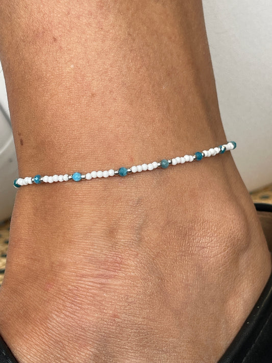 Fußkettchen mit weißen Perlen & türkisen Amazonit