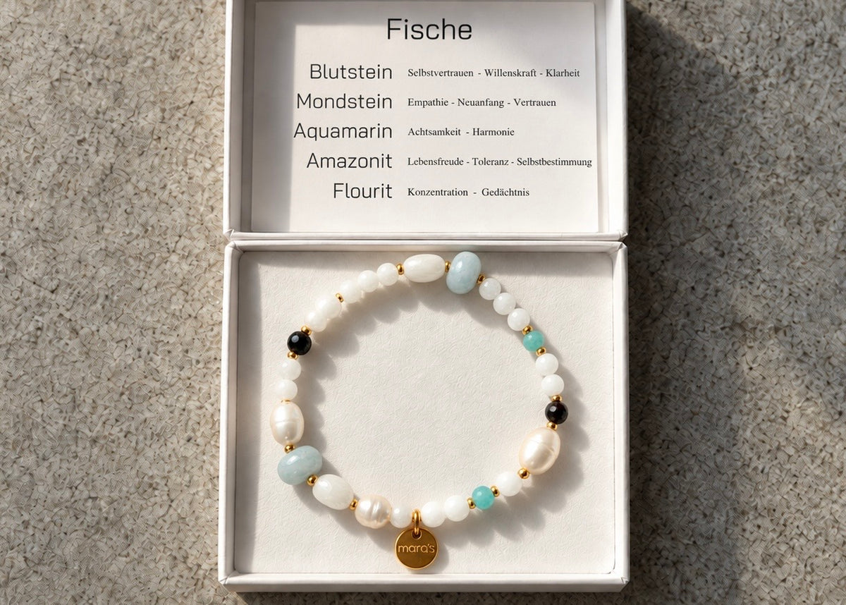 Fische-Sternzeichenarmband mit Aquamarin, Amazonit, Mondstein, Blutstein und Fluorit, hellen Perlen und rundem Maras-Anhänger.