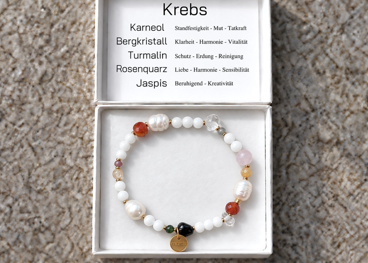 Krebs-Edelstein-Armband mit weißen Perlen, rosa und orangefarbenen Natursteinen, schwarzem Turmalin und goldfarbenem Maras-Anhänger.