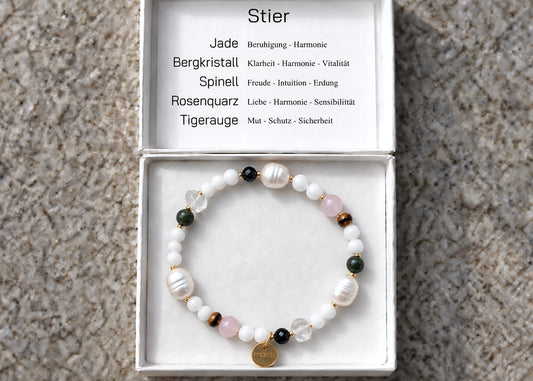 Stier-Edelstein-Armband mit hellen Perlen, rosa, grünen und schwarzen Natursteinen, goldfarbenen Details und rundem Maras-Anhänger