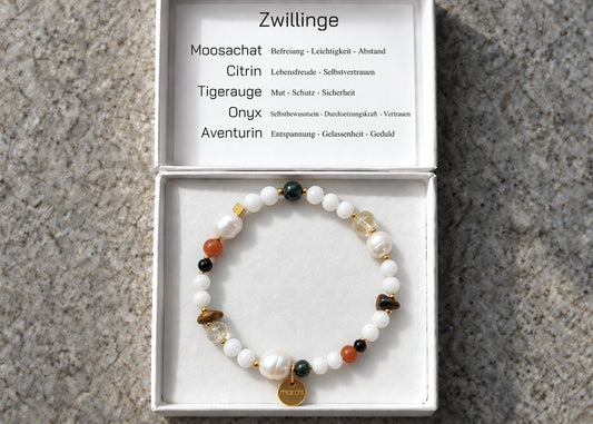 Edelsteinarmband für das Sternzeichen Zwillinge mit hellen Perlen, grünen, gelben und braunen Natursteinen sowie feinen goldfarbenen Akzenten.
