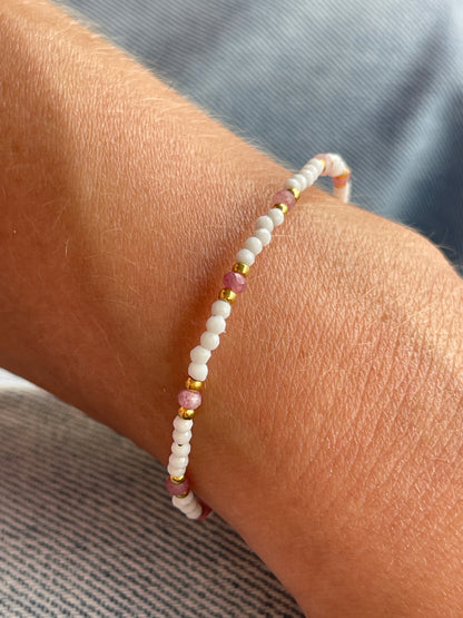 Armkettchen mit weißen Perlen & rosa Turmalin