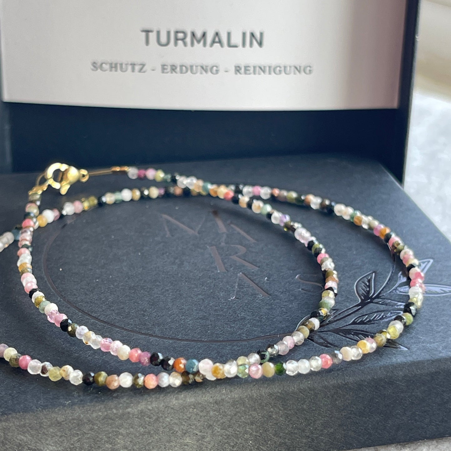 Filigrane Turmalinkette mit bunten Edelsteinen und geometrischem Sonnenanhänger