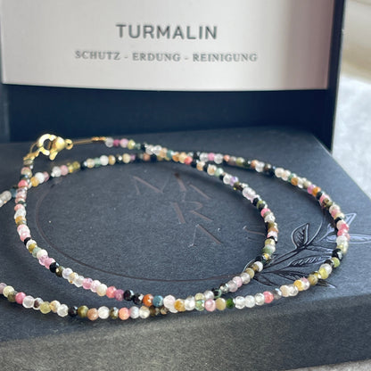 Filigrane Turmalinkette mit bunten Edelsteinen und geometrischem Sonnenanhänger