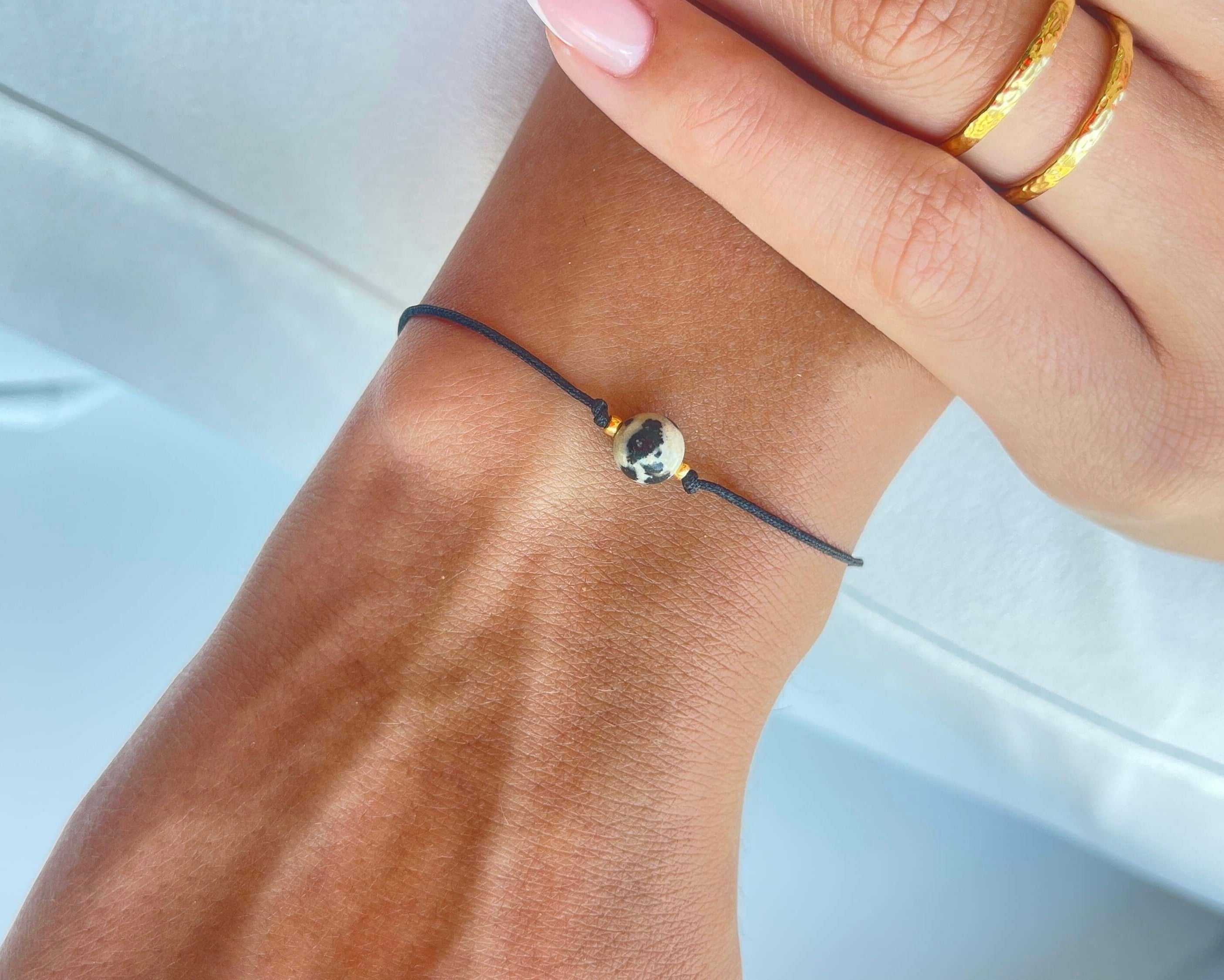 Personalisiertes Geburtssteinarmband mit Gravur und wählbarer Bandfarbe, handgemacht