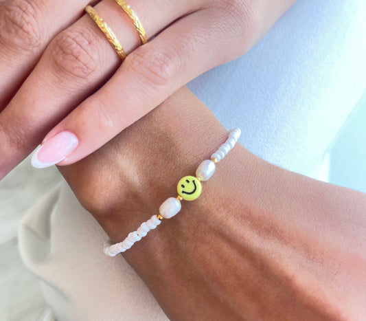 Personalisiertes Gute-Laune-Armband mit Smiley-Anhänger und Süßwasserperle.