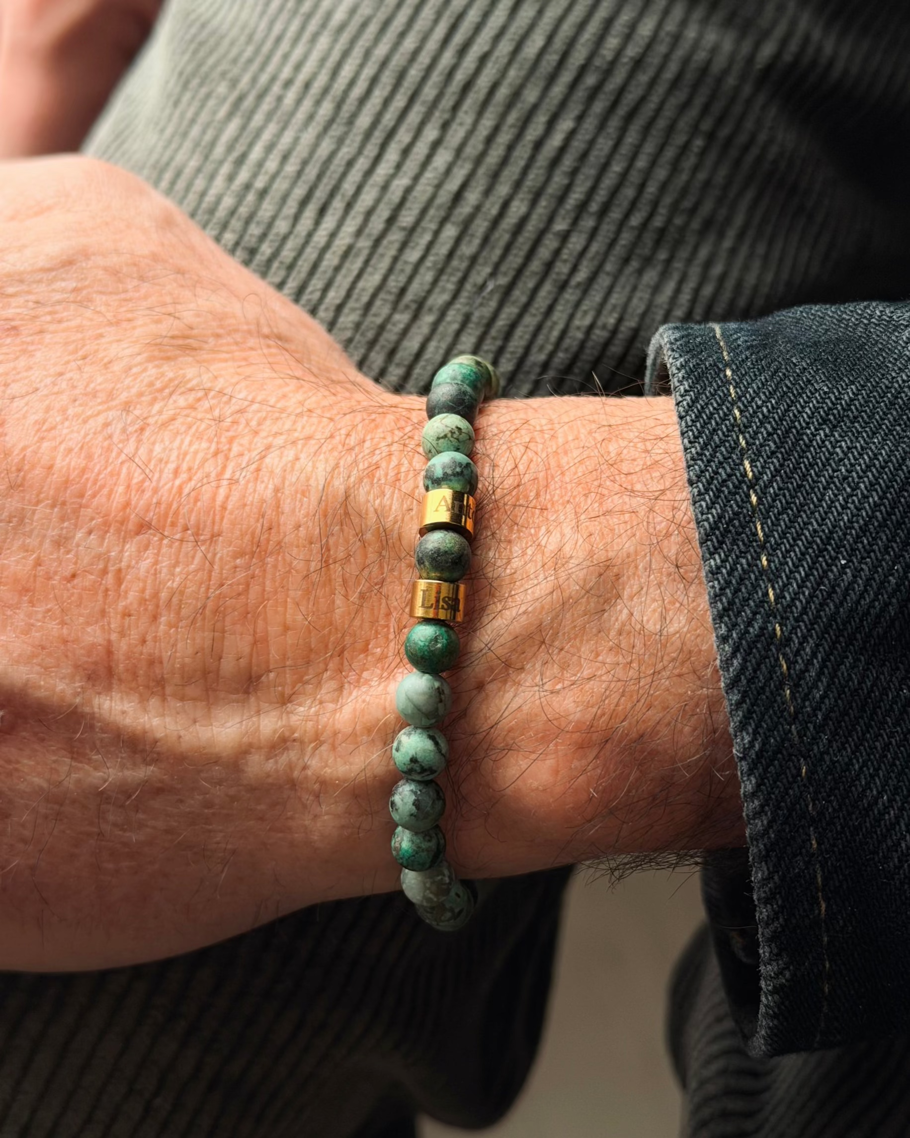 Männerarmband aus türkisem Naturstein, Familienarmband mit gravierten Kindernamen
