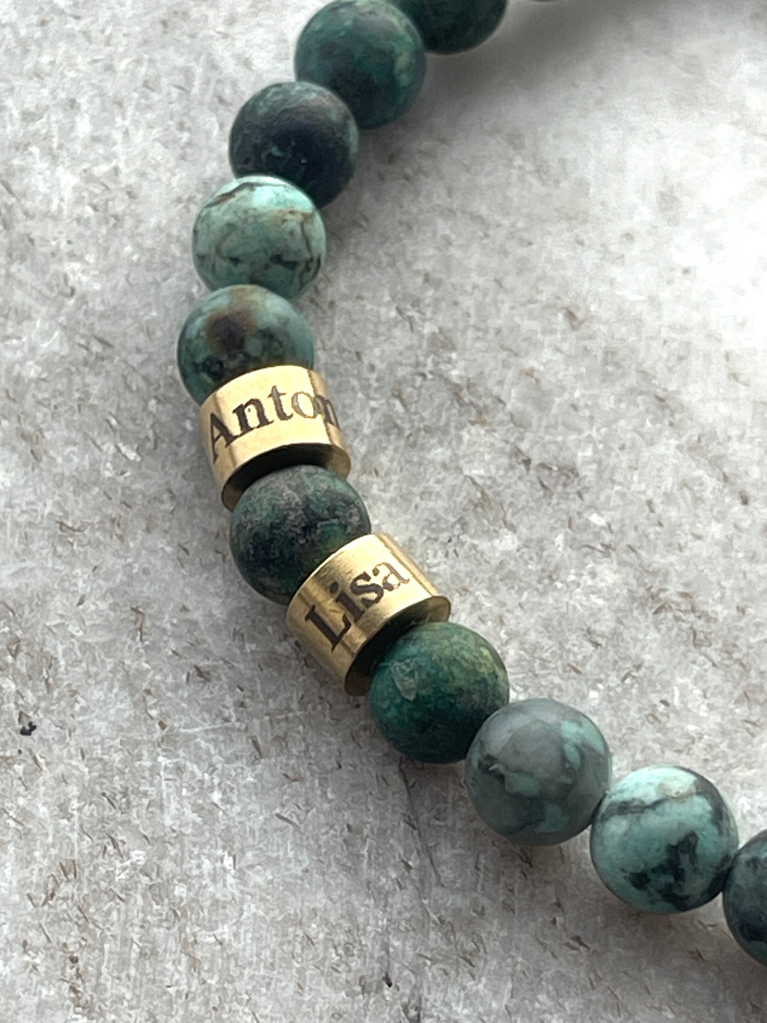 Männerarmband aus türkisem Naturstein, Familienarmband mit gravierten Kindernamen
