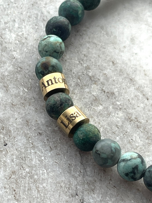 Männerarmband aus türkisem Naturstein, Familienarmband mit gravierten Kindernamen
