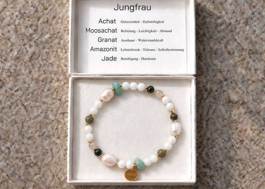 Edelsteinarmband für das Sternzeichen Jungfrau mit hellen Perlen, türkisfarbenen, grünen und dunklen Natursteinen sowie feinen goldfarbenen Akzenten.