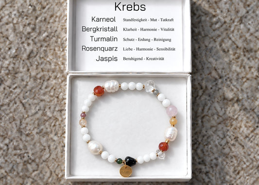 Krebs-Edelstein-Armband mit weißen Perlen, rosa und orangefarbenen Natursteinen, schwarzem Turmalin und goldfarbenem Maras-Anhänger.