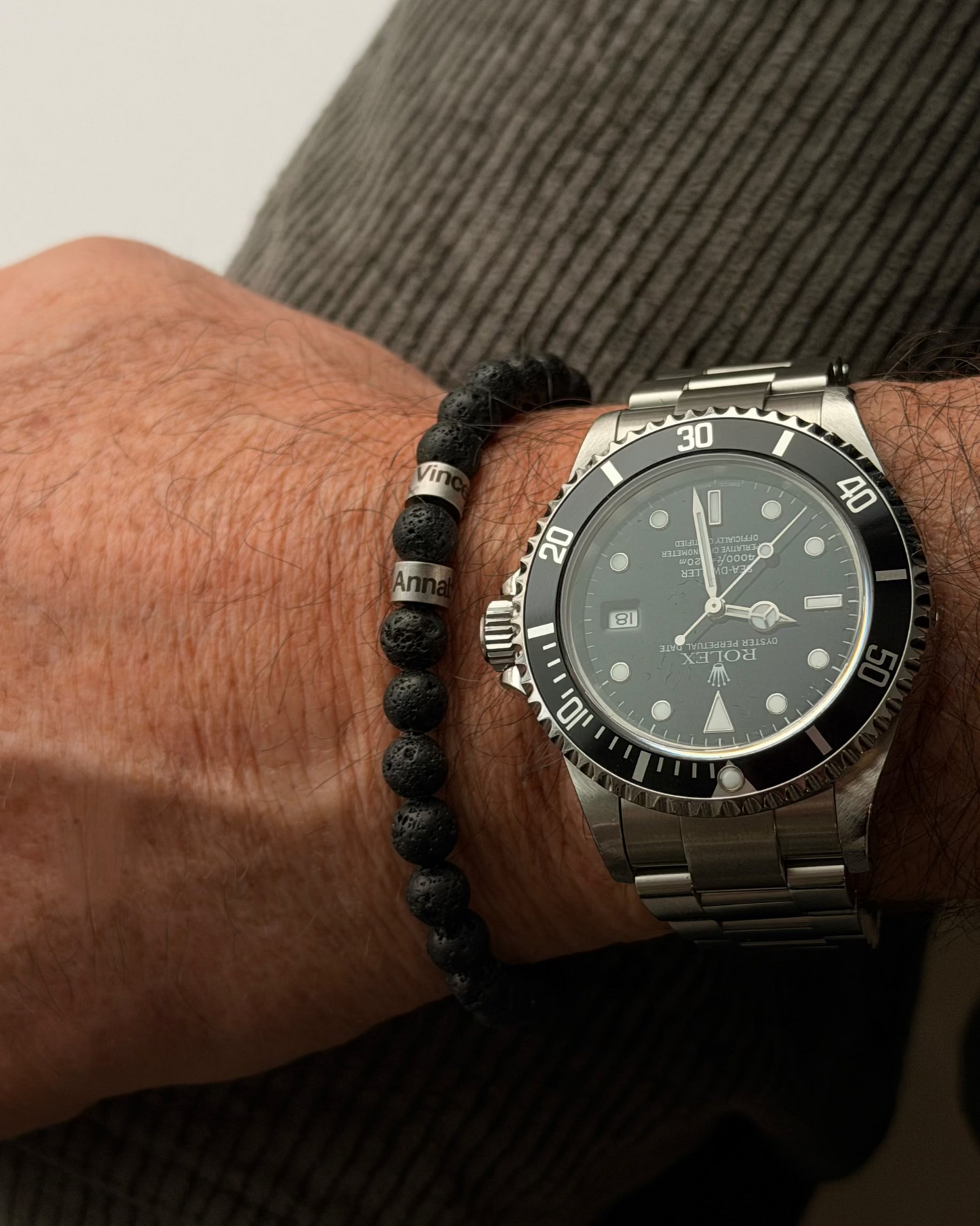 Lava Naturstein Männerarmband als Familienarmband mit gravierten Kindernamen
