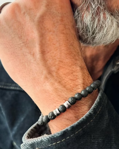 Lava Naturstein Männerarmband als Familienarmband mit gravierten Kindernamen

