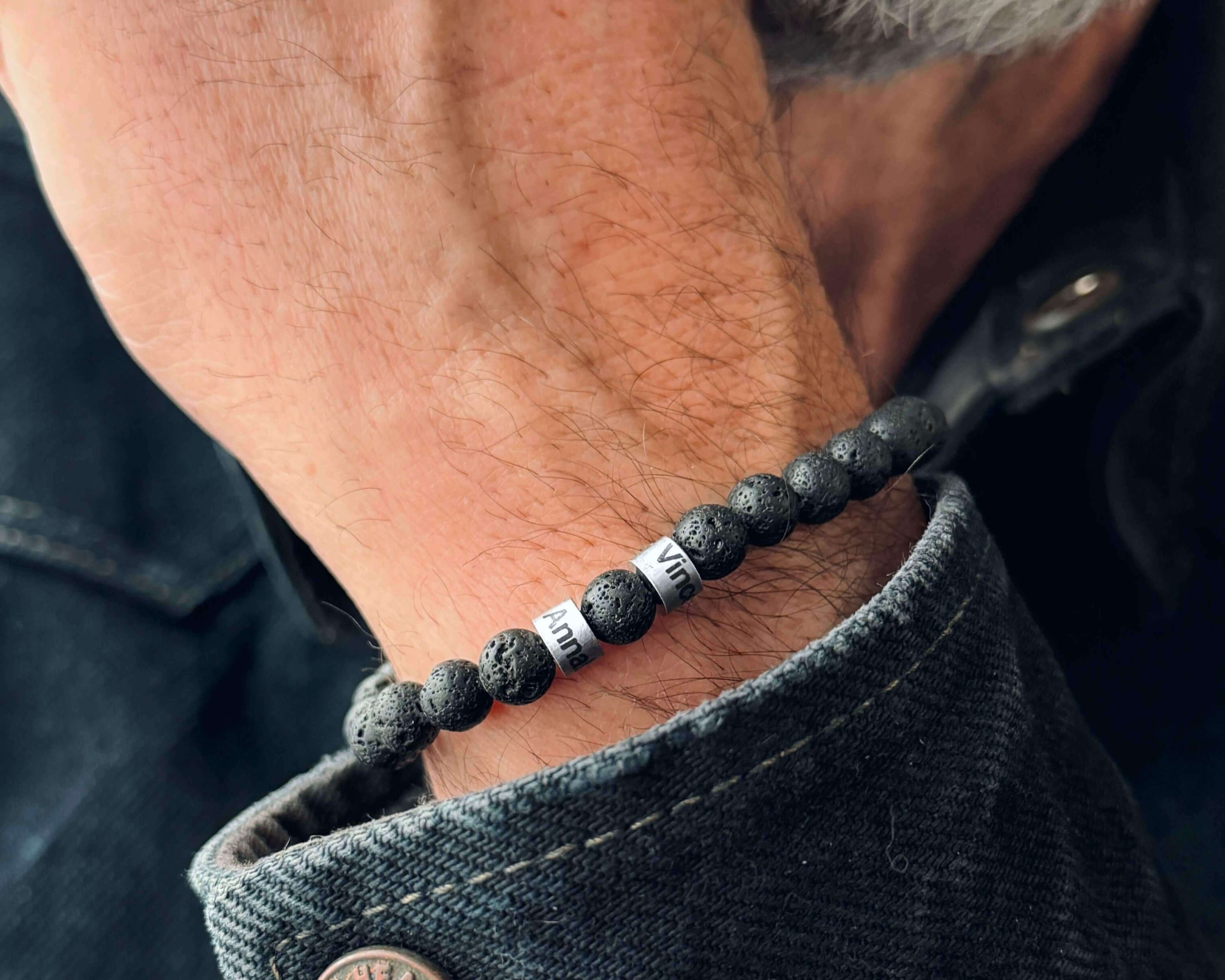 Personalisiertes Männerarmband aus schwarzen Lavasteinen mit individueller Gravur, handgefertigt