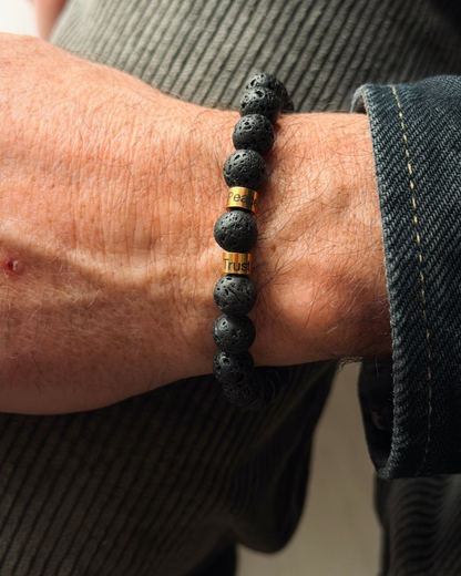 Lava Naturstein Männerarmband als Familienarmband mit gravierten Kindernamen

