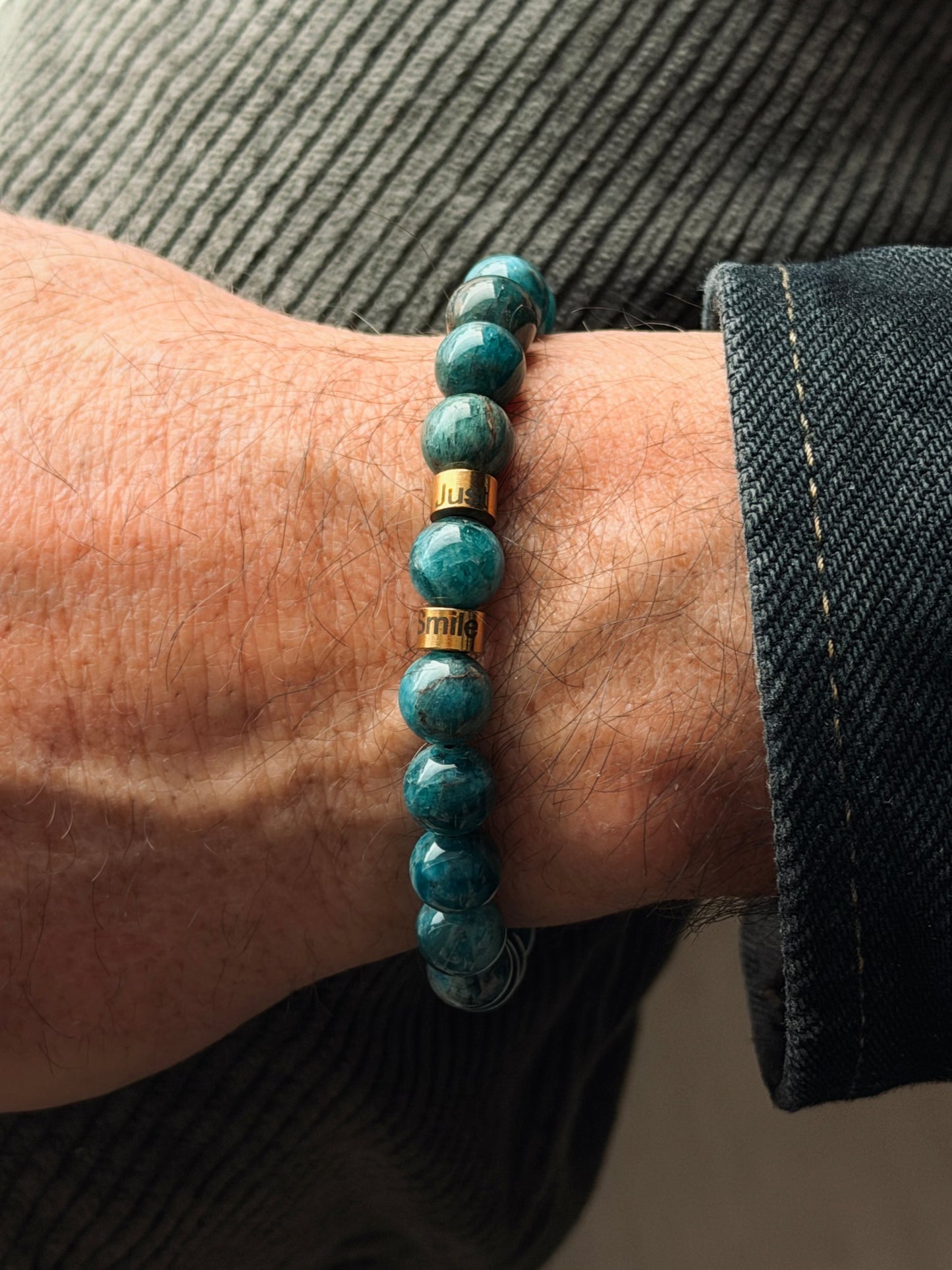 Männerarmband aus türkisem Naturstein, Familienarmband mit gravierten Kindernamen
