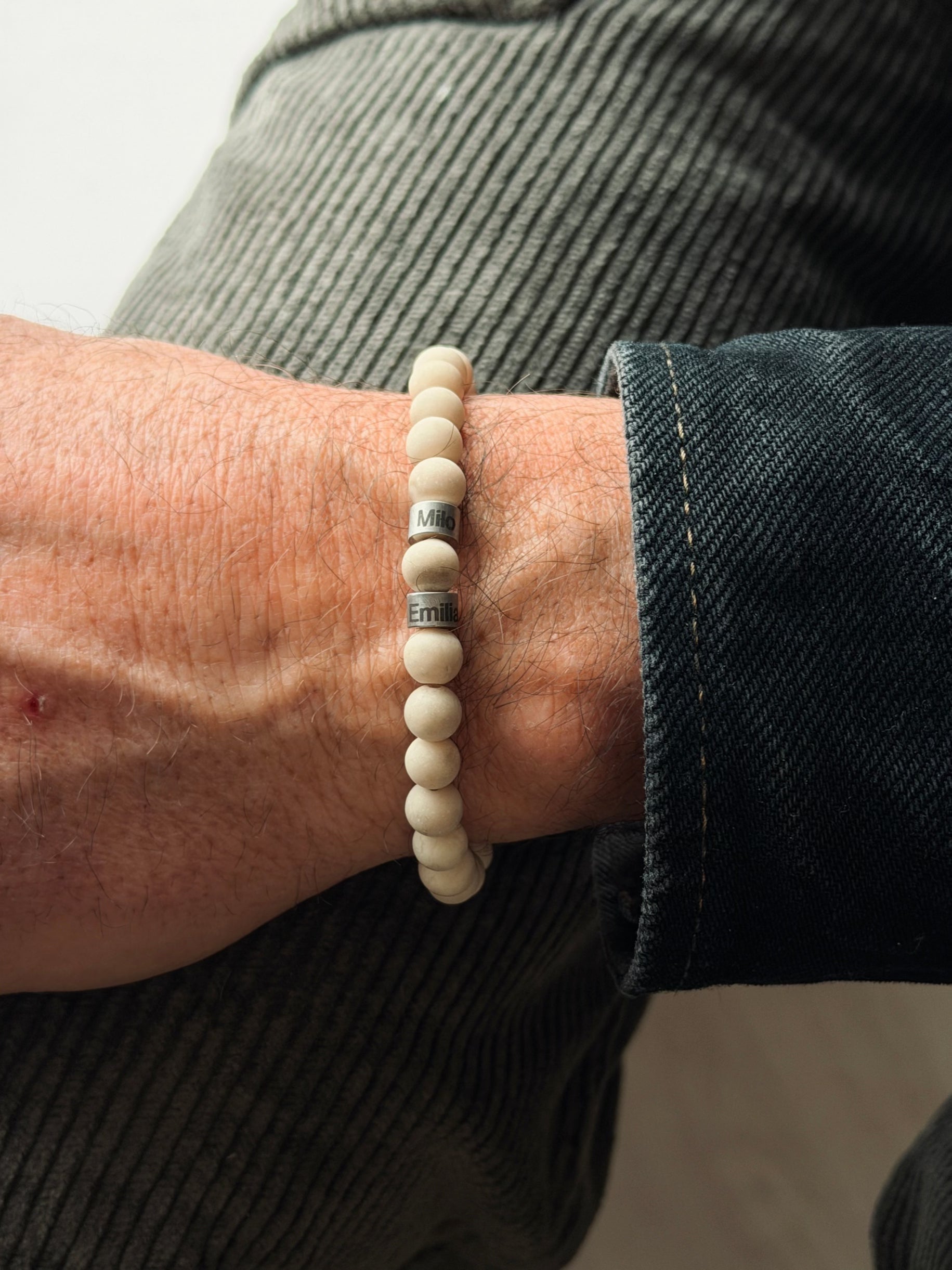 Personalisiertes Männerarmband aus Naturstein mit Namensgravur