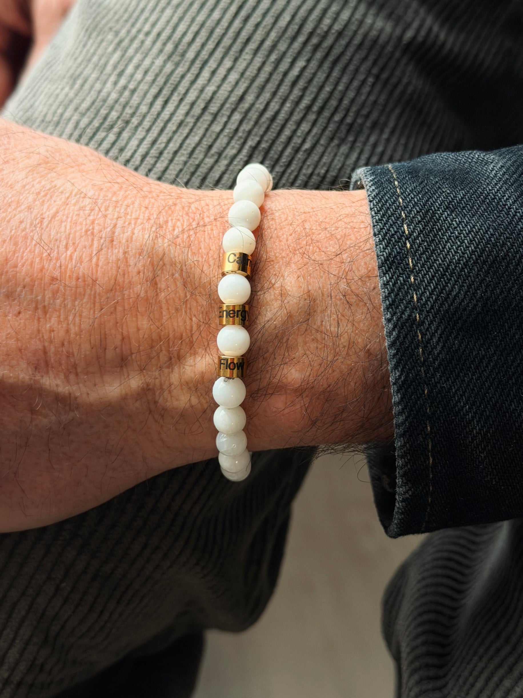 Personalisiertes Männerarmband mit weißen Muschelperlen und gravierten Namen