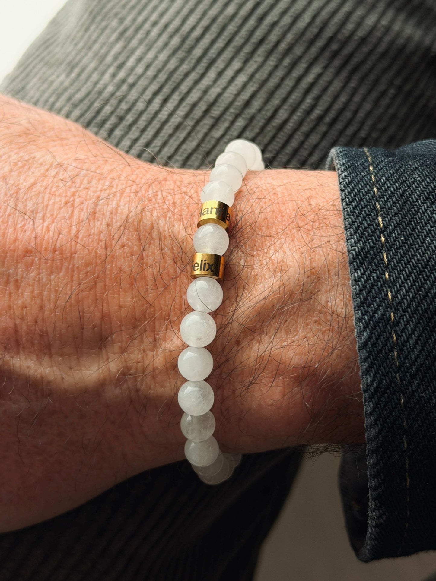 Herrenarmband mit weißer Jade, personalisiert mit gravierten Namensperlen