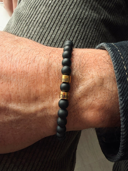 Personalisiertes Männerarmband mit Onyx und Namensgravur