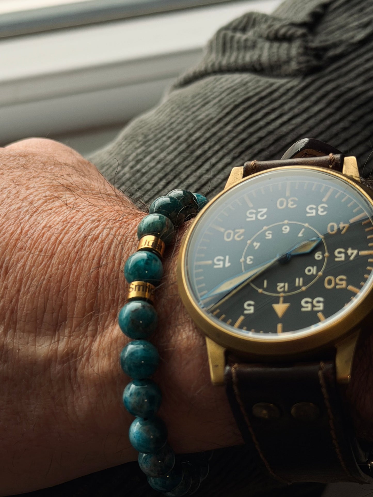 Männerarmband aus türkisem Naturstein, Familienarmband mit gravierten Kindernamen
