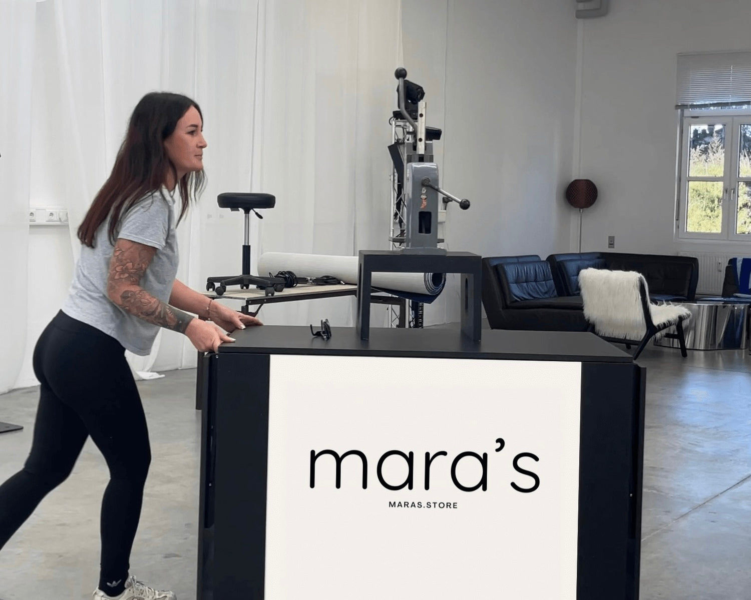 Mobiler Marktstand mit Live-Anfertigung von Infinity Bracelets, buchbar für Events und Workshops mit personalisierten Energiestein- und Edelsteinarmbändern