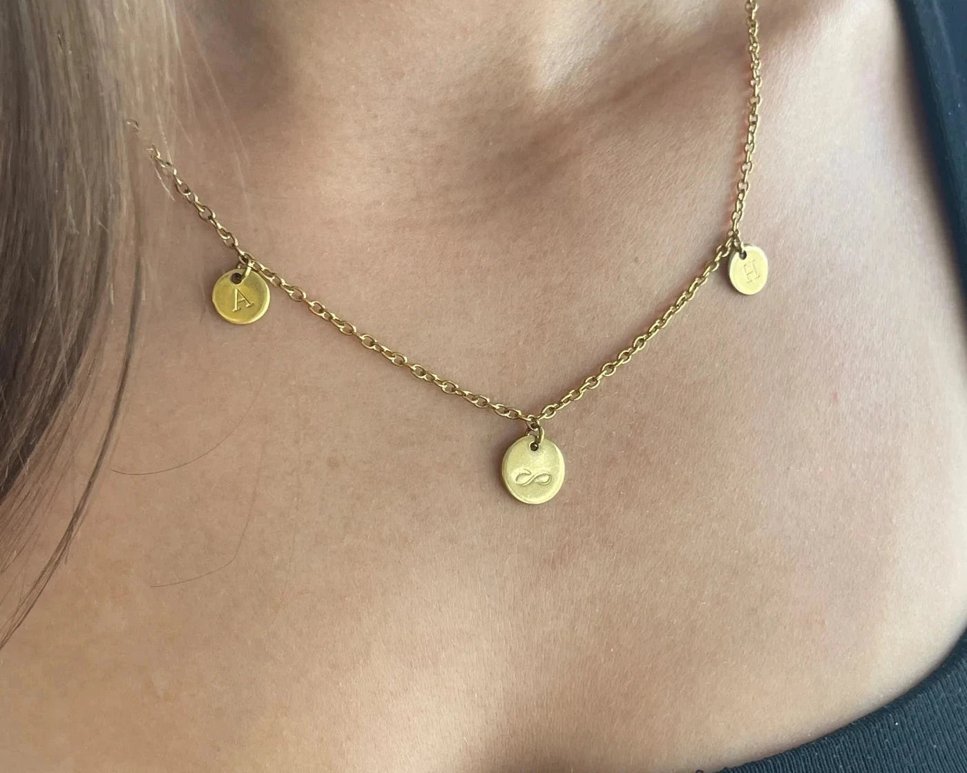 Personalisierte Halskette mit Gravur von Initialien für Familie und besondere Erinnerungen