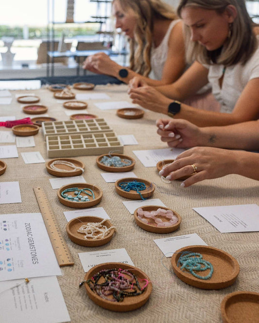 Edelstein Schmuck Workshop mit Personalisierung, Sternzeichen Armbänder und Ketten selbst gestalten in München Rosenheim und Ebersberg, kreativer DIY Kurs