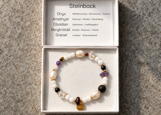 Edelsteinarmband für das Sternzeichen Steinbock mit hellen Perlen, schwarzen, violetten und dunkelroten Natursteinen, Bergkristallen und goldfarbenen Akzenten