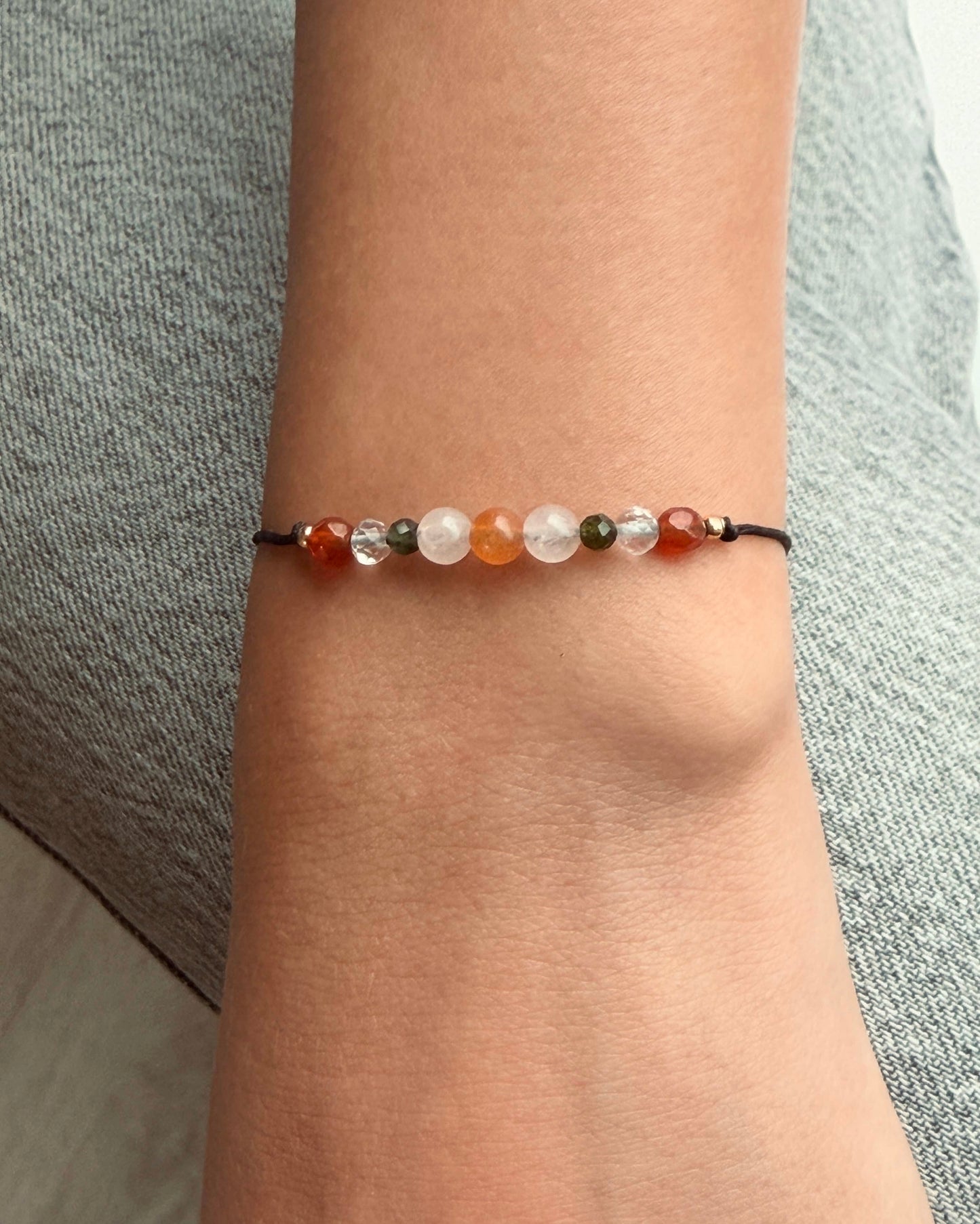 Personalisiertes Krebs Armband mit Sternzeichen Symbol, Wunschfarbe frei wählbar, besonderes Geschenk zum Geburtstag