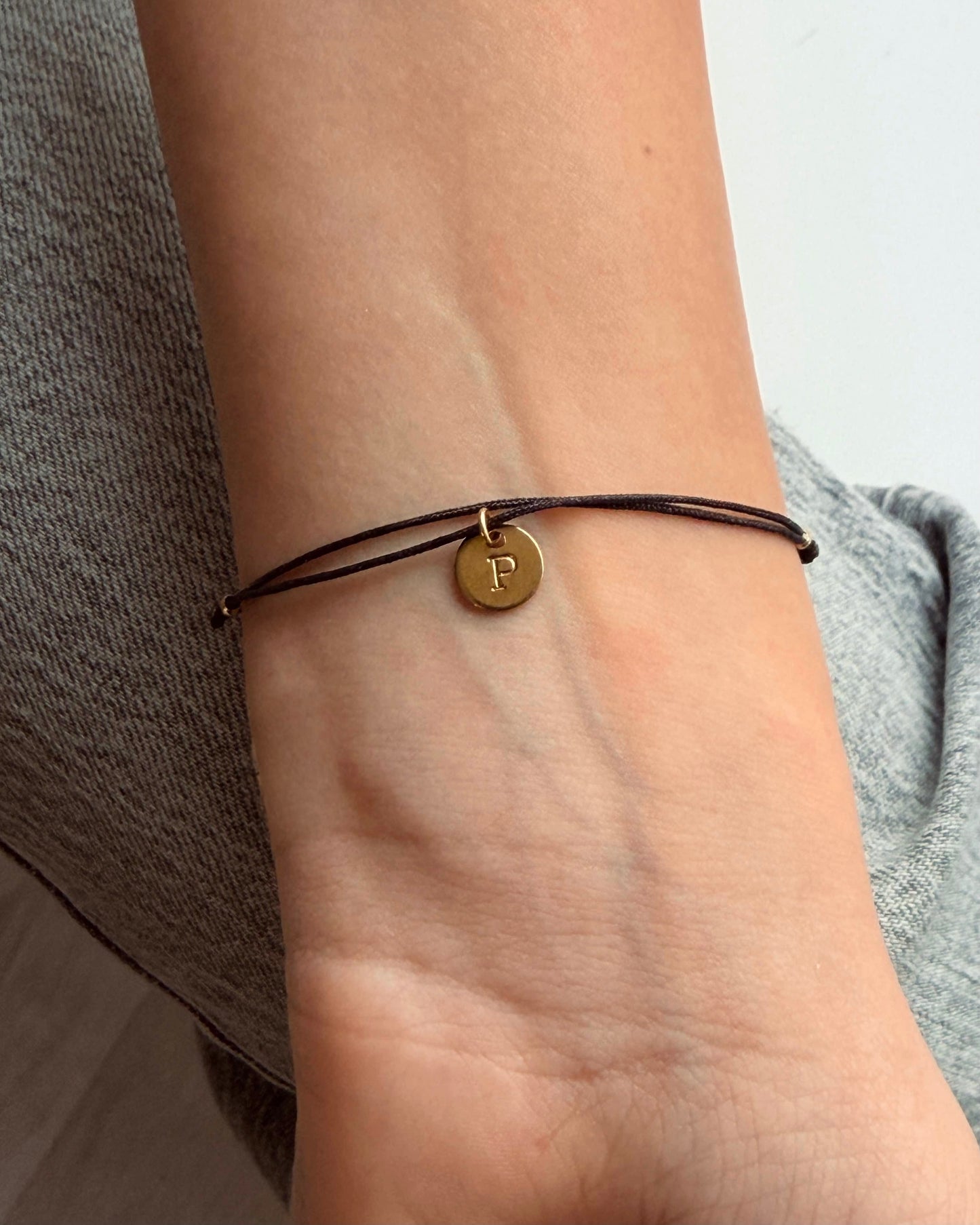 Personalisiertes Armband, Bandfarbe frei wählbar, mit persönlicher Prägung, besonderes Geschenk zum Geburtstag