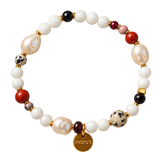 Sternzeichen-Armband Widder von Maras mit hellen Perlen, roten und dunklen Natursteinen, Dalmatiner-Jaspis und goldfarbenem Anhänger.