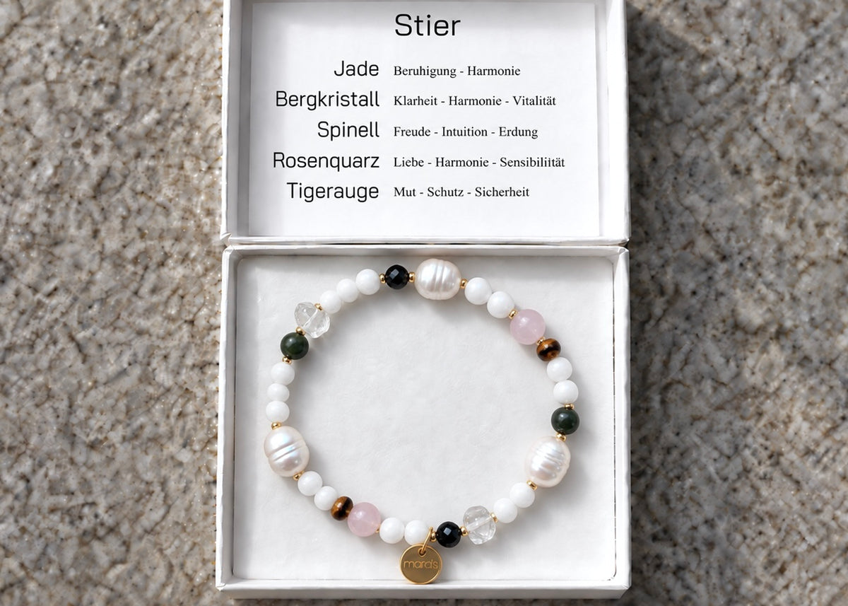 Stier-Edelstein-Armband mit hellen Perlen, rosa, grünen und schwarzen Natursteinen, goldfarbenen Details und rundem Maras-Anhänger