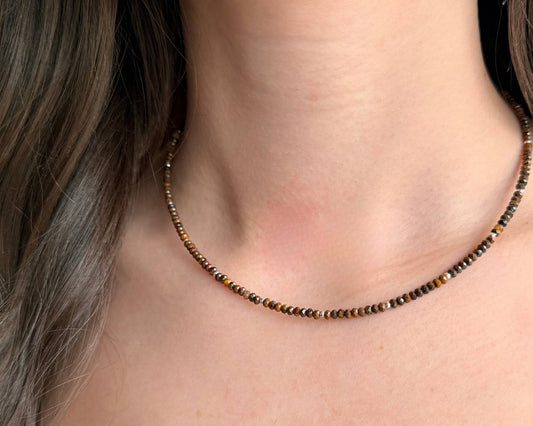 Tigerauge Kette personalisiert mit Buchstaben oder Symbolen, Edelstein Halskette mit individueller Bedeutung als Geschenk für Mama oder Familie