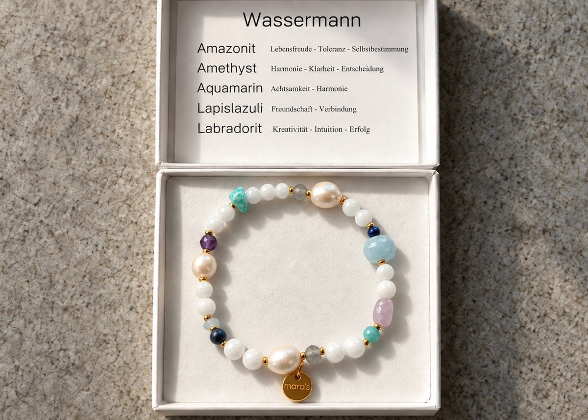 Edelsteinarmband für das Sternzeichen Wassermann mit hellen Perlen, türkisfarbenen, blauen und violetten Natursteinen sowie feinen goldfarbenen Akzenten.