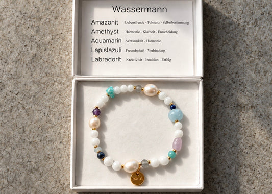 Edelsteinarmband für das Sternzeichen Wassermann mit hellen Perlen, türkisfarbenen, blauen und violetten Natursteinen sowie feinen goldfarbenen Akzenten.